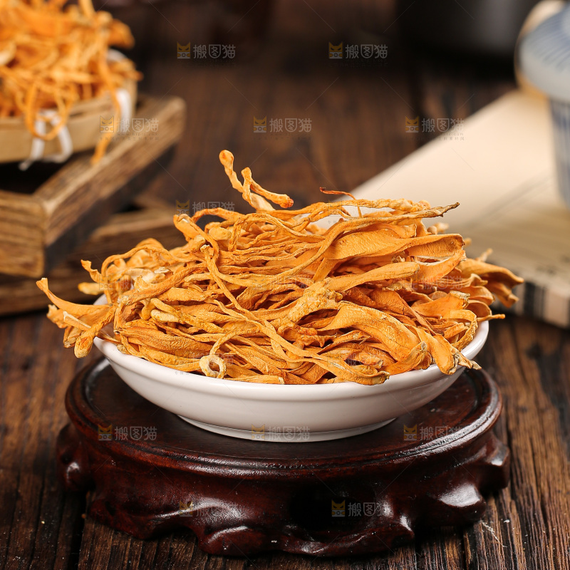深底上的虫草花