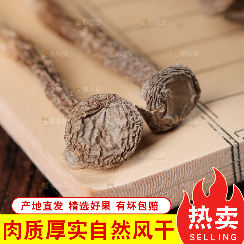 深底上的鹿茸菇
