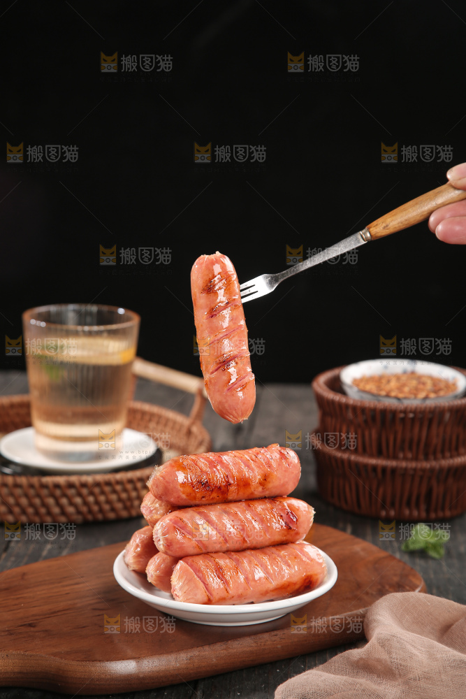 深底上的烤肠