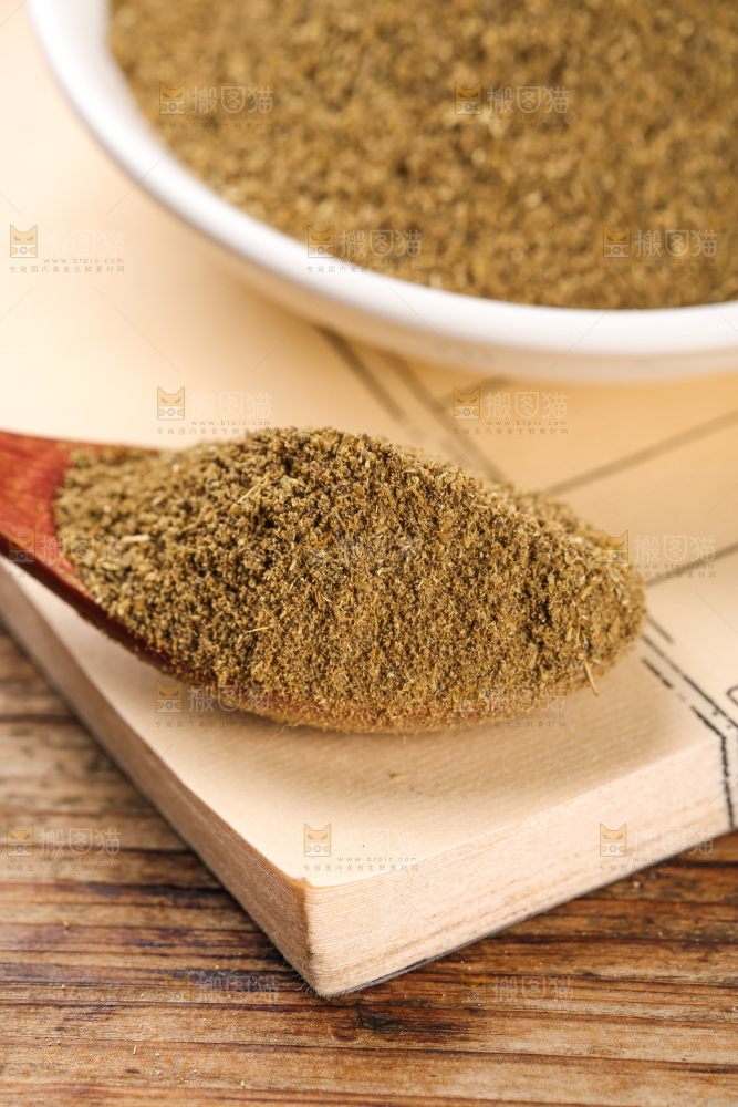 木板上的孜然粉