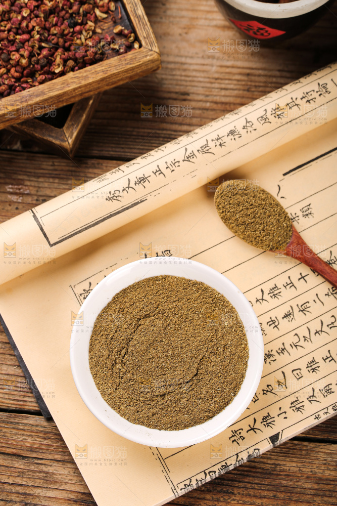 木板上的孜然粉