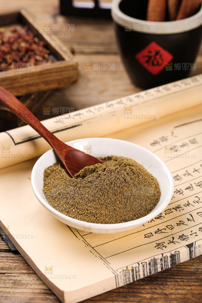 木板上的孜然粉