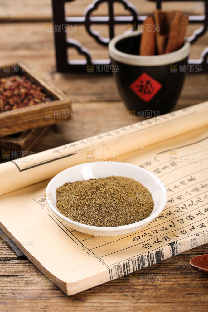 木板上的孜然粉