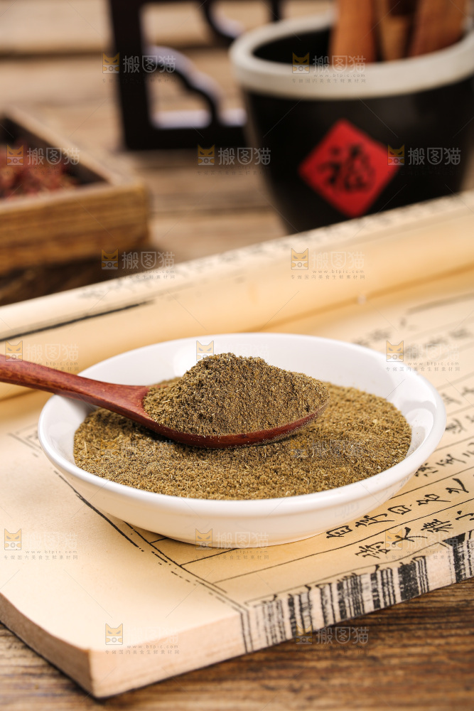 木板上的孜然粉