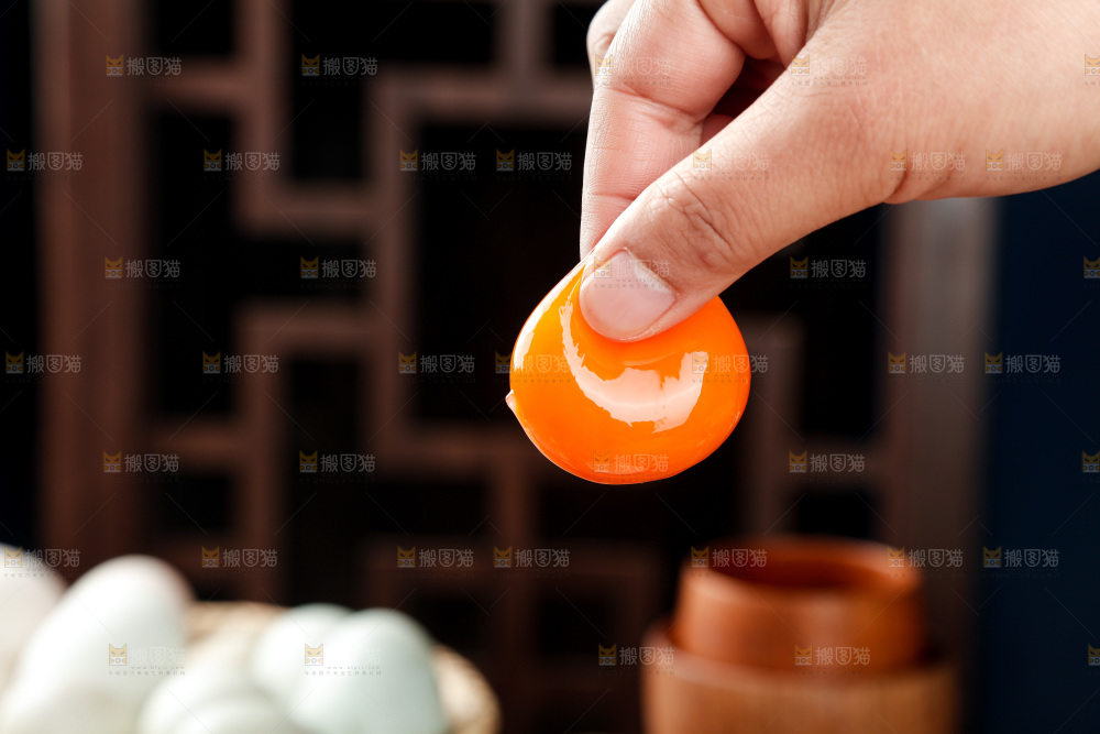 木底上的鸭蛋
