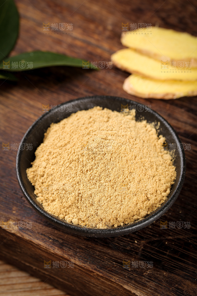 深底上的生姜粉