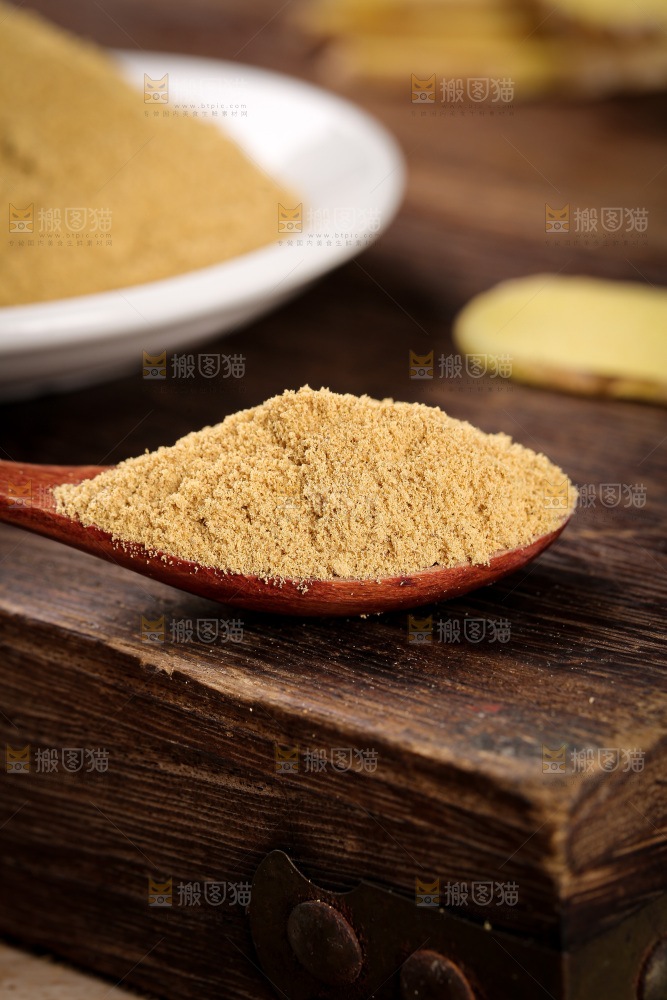 深底上的生姜粉