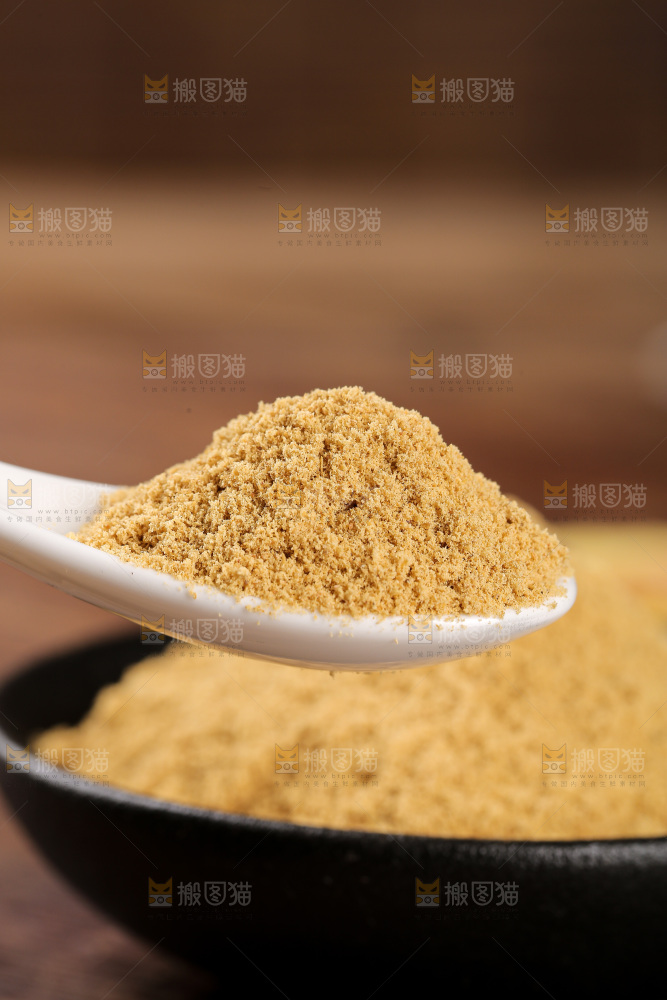 深底上的生姜粉