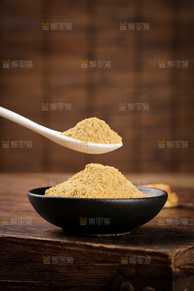 深底上的生姜粉