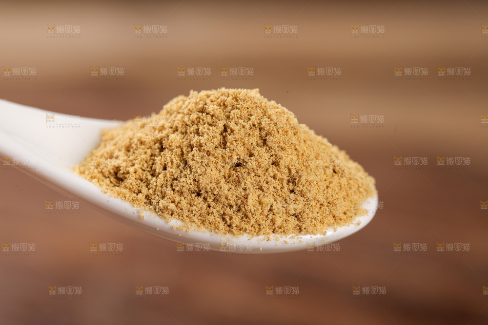深底上的生姜粉