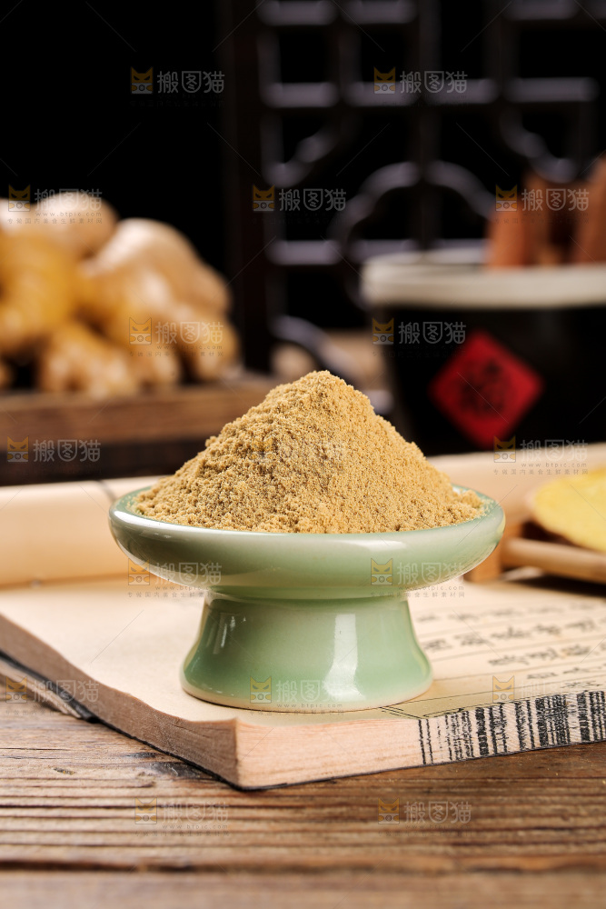 深底上的生姜粉