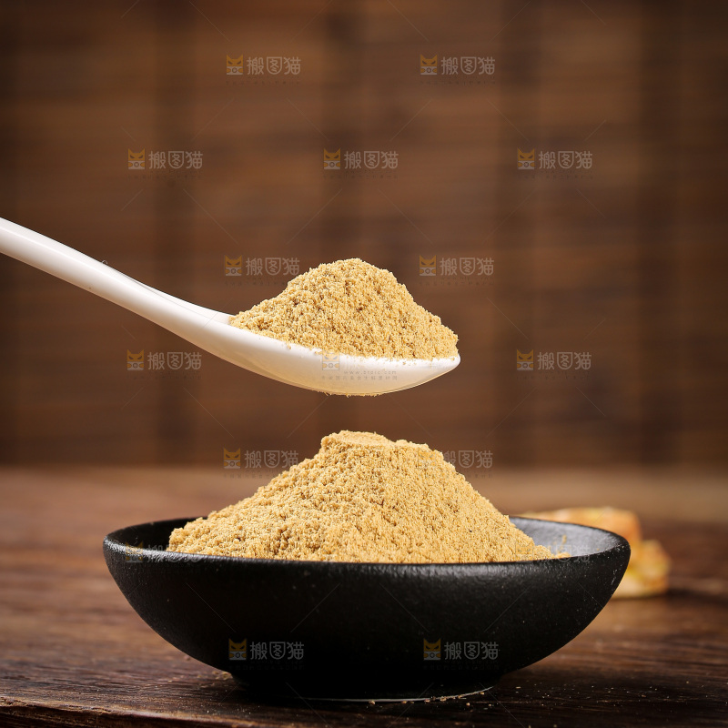 深底上的生姜粉