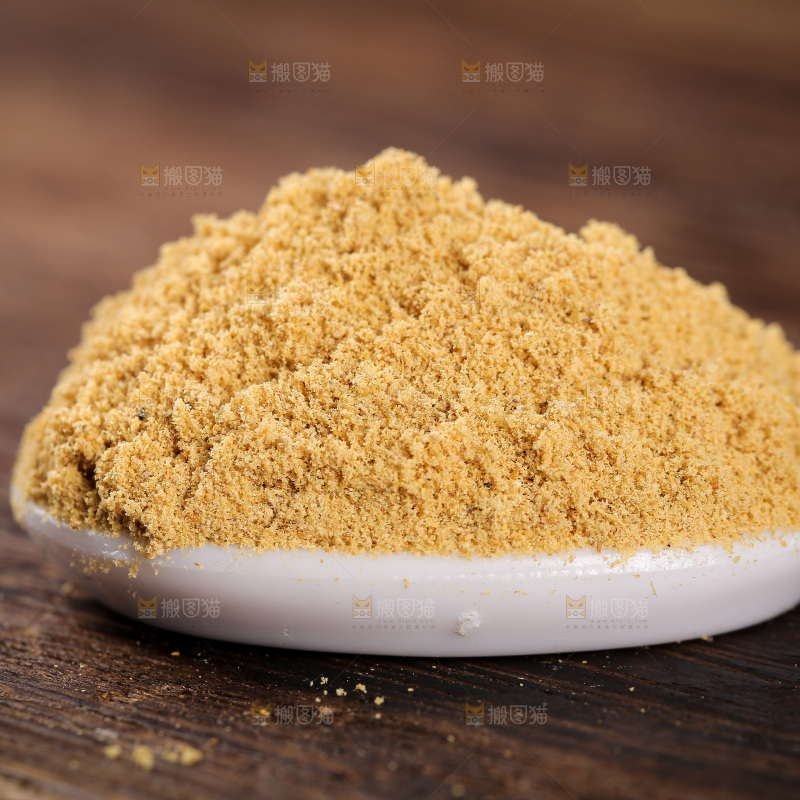 深底上的生姜粉