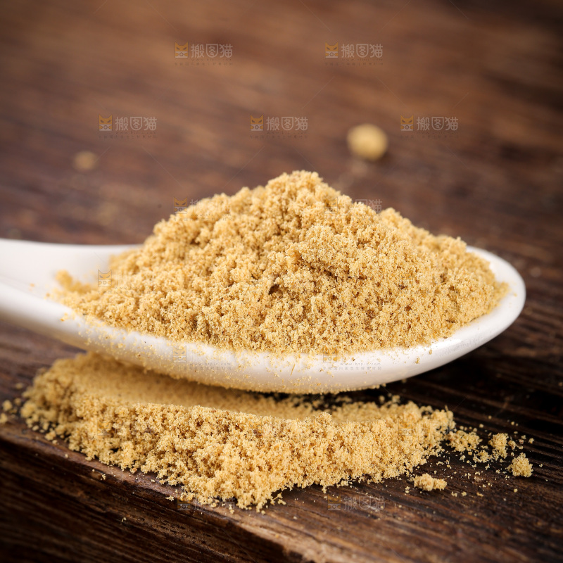 深底上的生姜粉