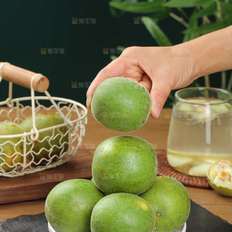 浅底上新鲜罗汉果