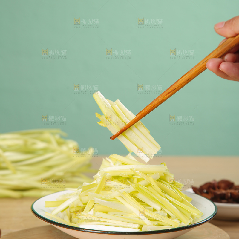 木底上的韭黄