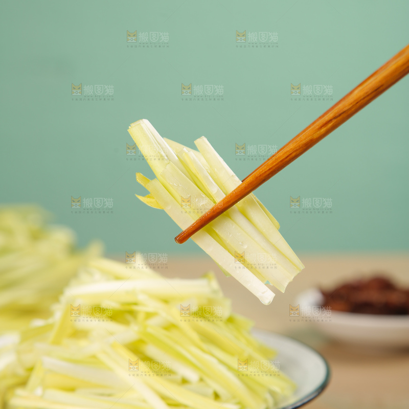 木底上的韭黄