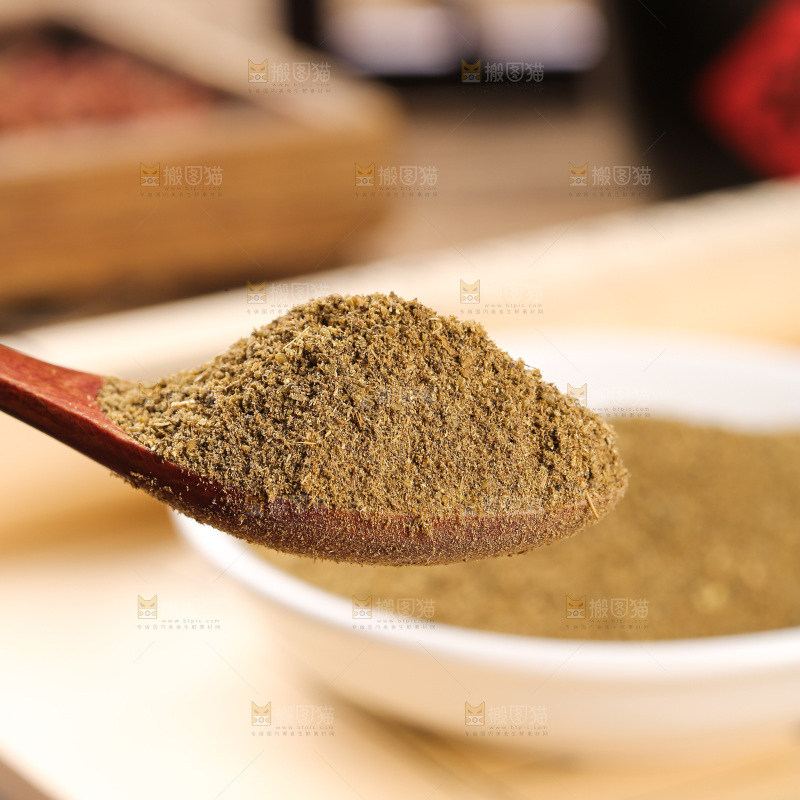 木板上的孜然粉