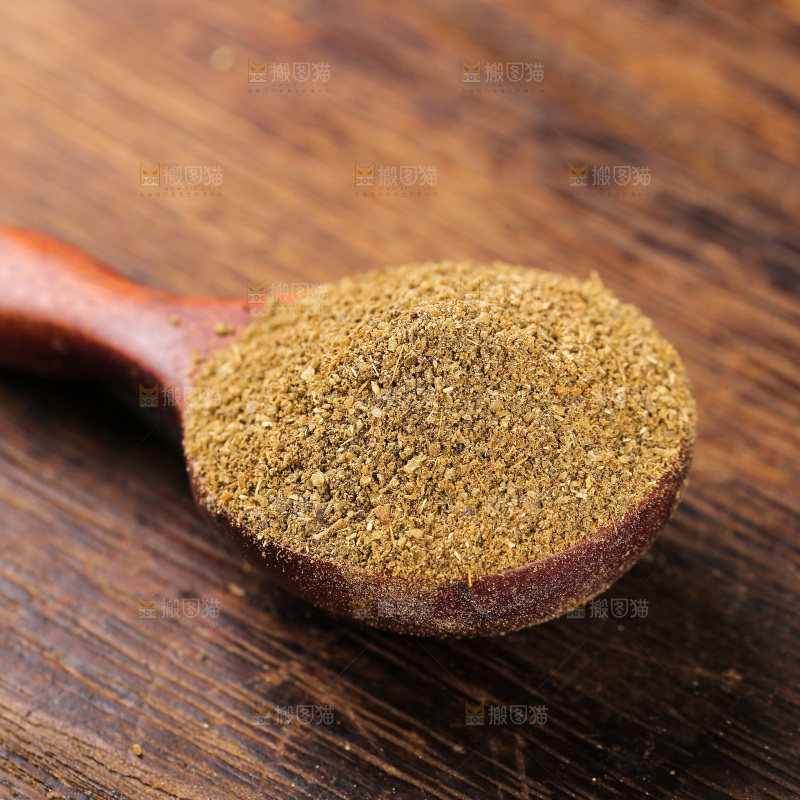 木板上的孜然粉