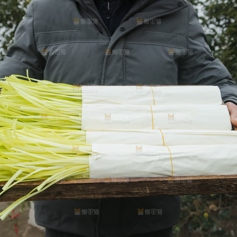 手上拿着新鲜韭黄