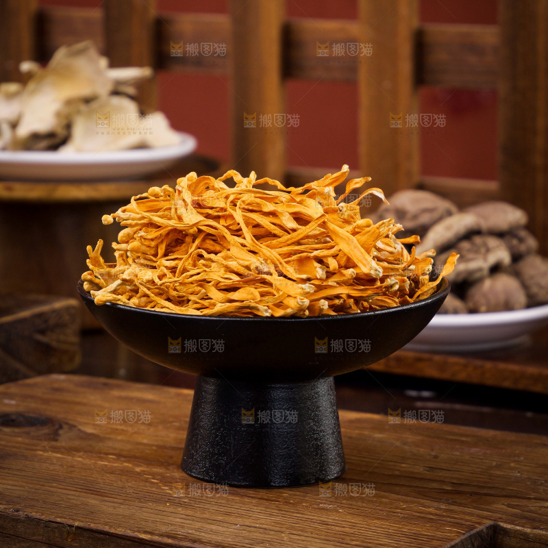 深底上的虫草花