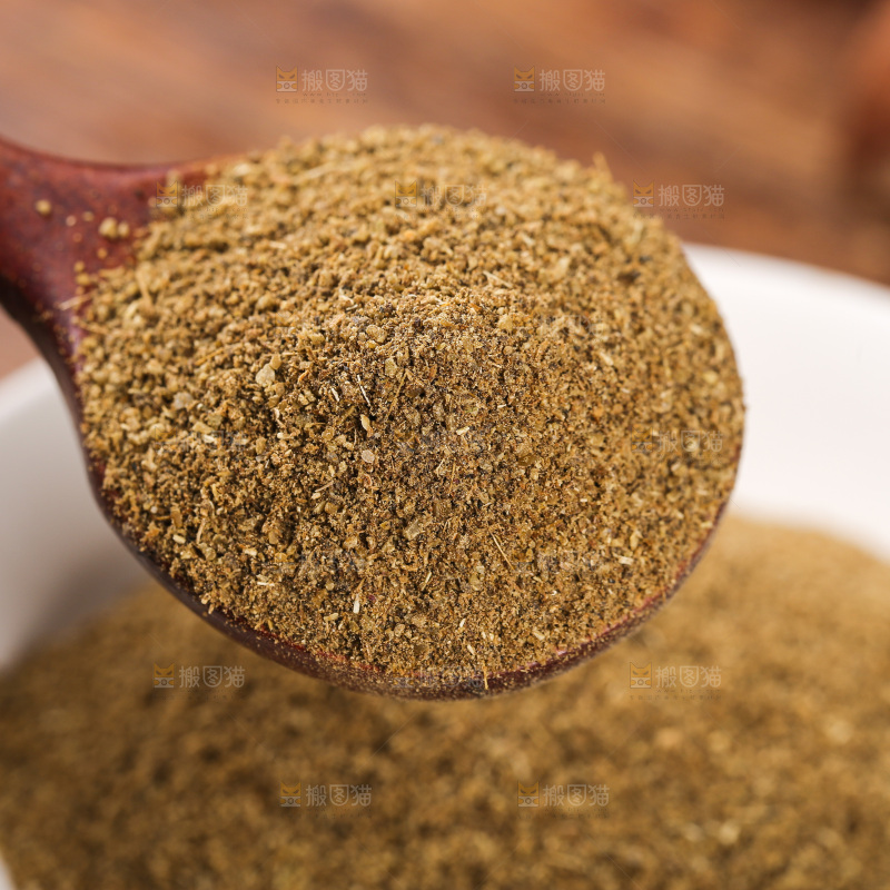 木板上的孜然粉