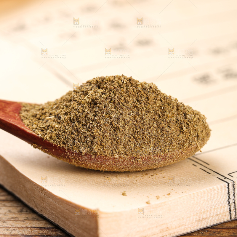 木板上的孜然粉