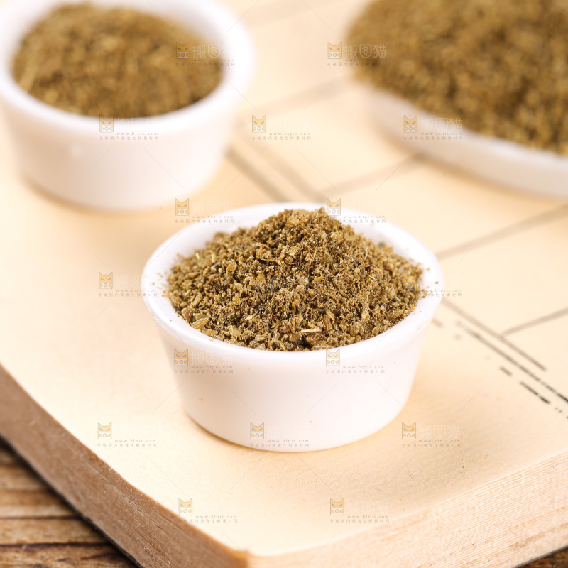 木板上的孜然粉