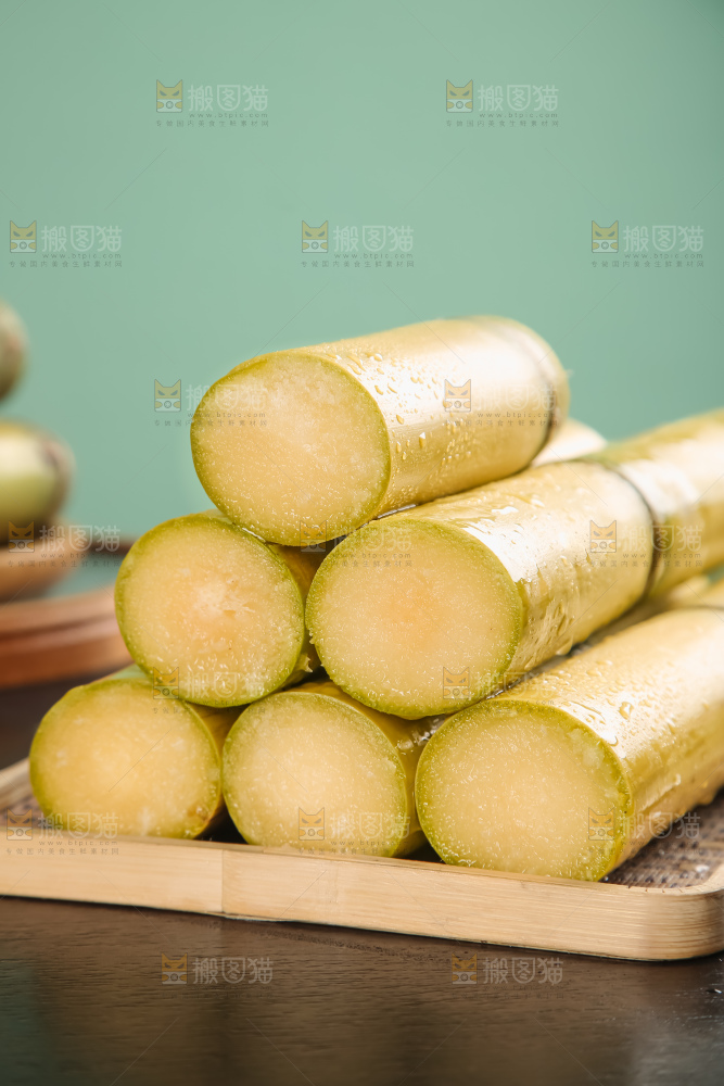 黑桌子上的青皮甘蔗