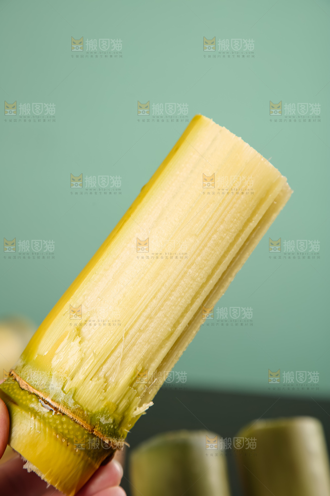 黑桌子上的青皮甘蔗