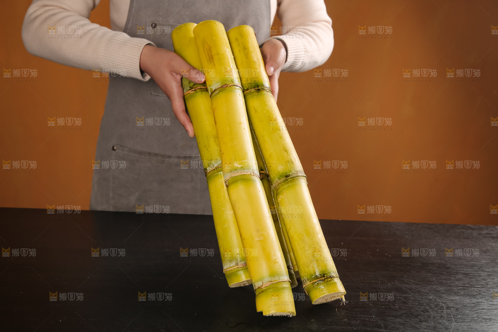 黑桌子上的青皮甘蔗