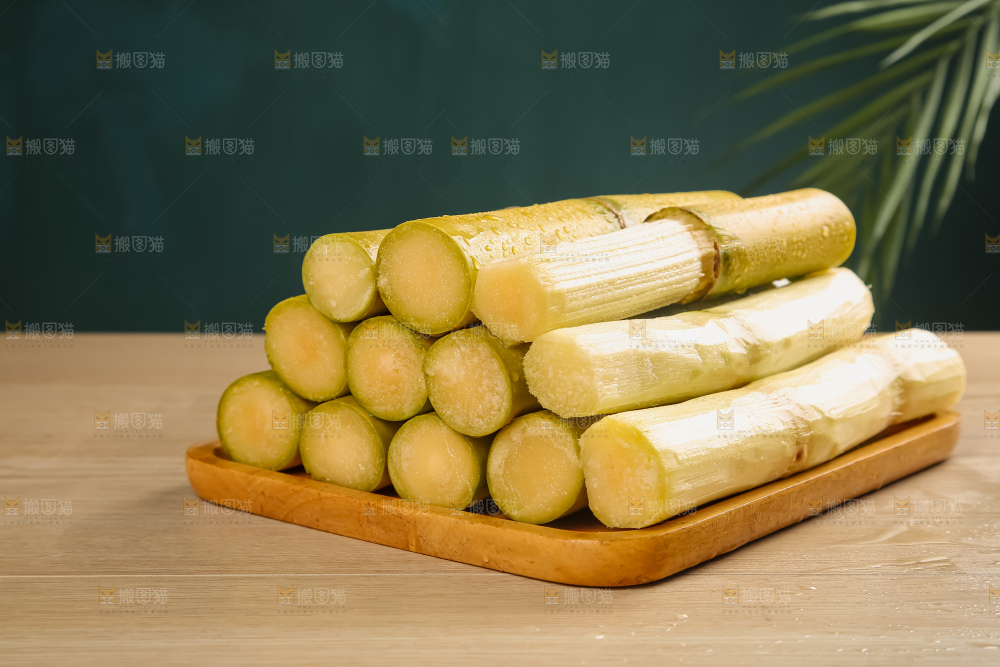 黑桌子上的青皮甘蔗