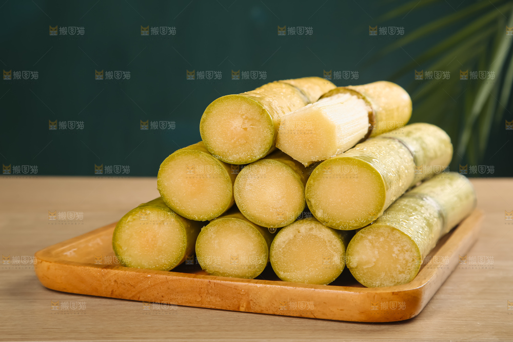 黑桌子上的青皮甘蔗