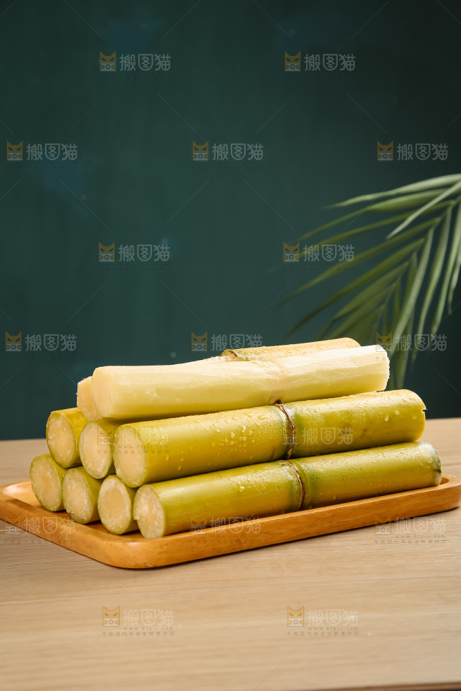 黑桌子上的青皮甘蔗