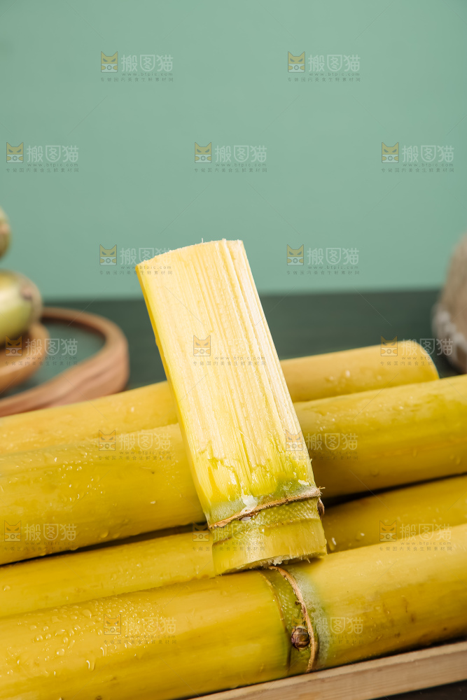 黑桌子上的青皮甘蔗