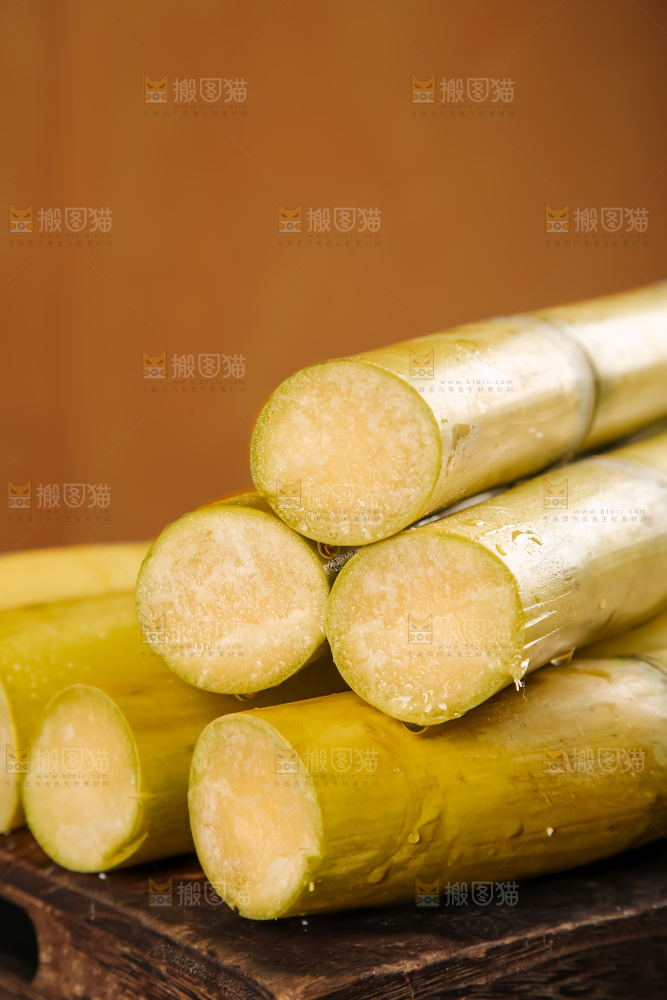 黑桌子上的青皮甘蔗