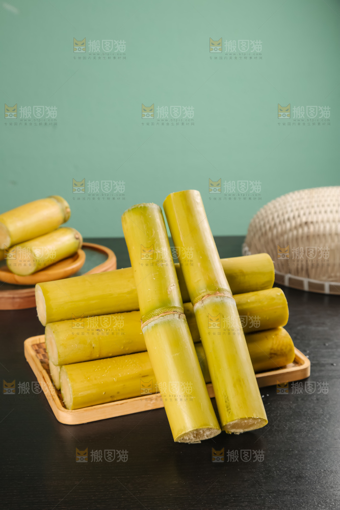 黑桌子上的青皮甘蔗
