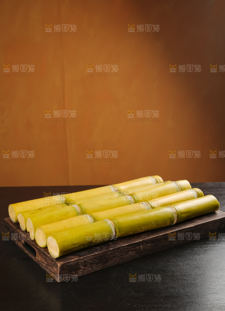 黑桌子上的青皮甘蔗