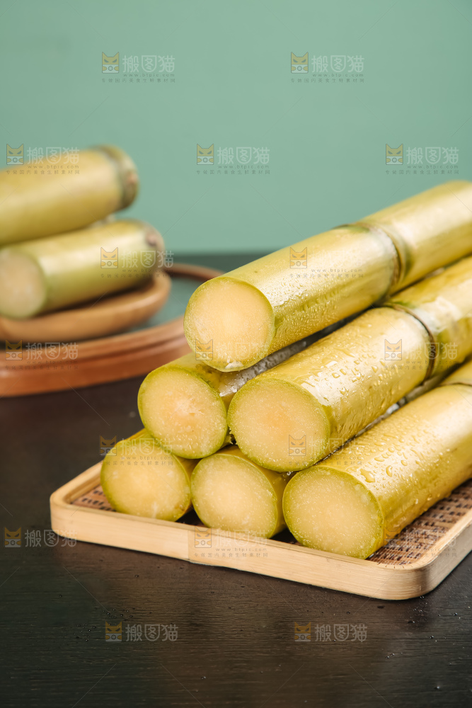 黑桌子上的青皮甘蔗