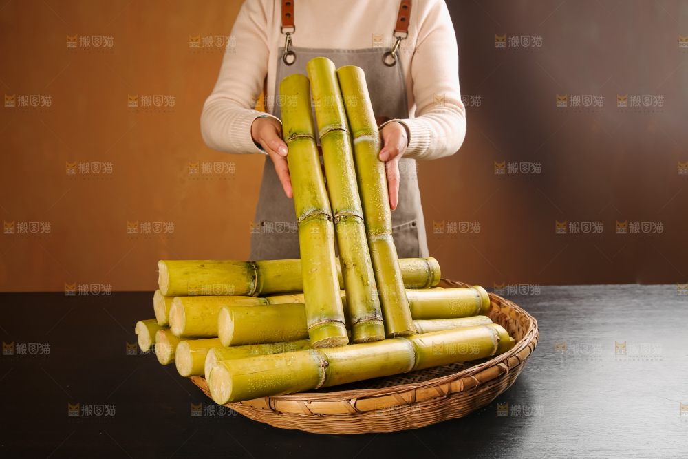 黑桌子上的青皮甘蔗