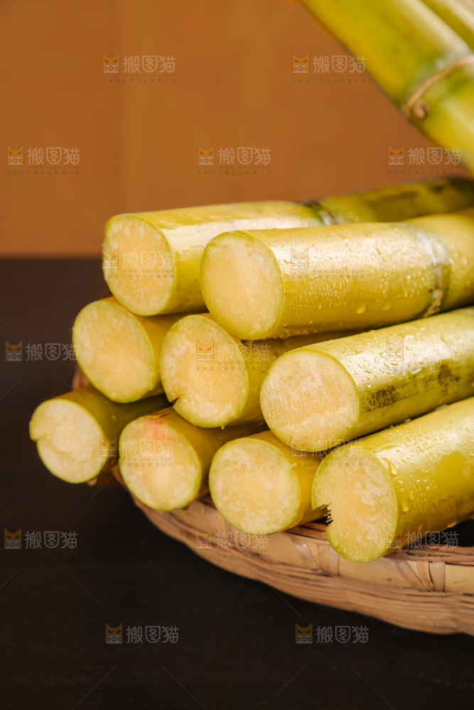 黑桌子上的青皮甘蔗