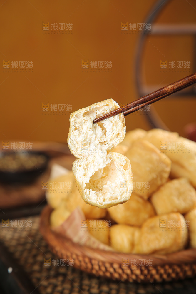 深底上的油豆泡