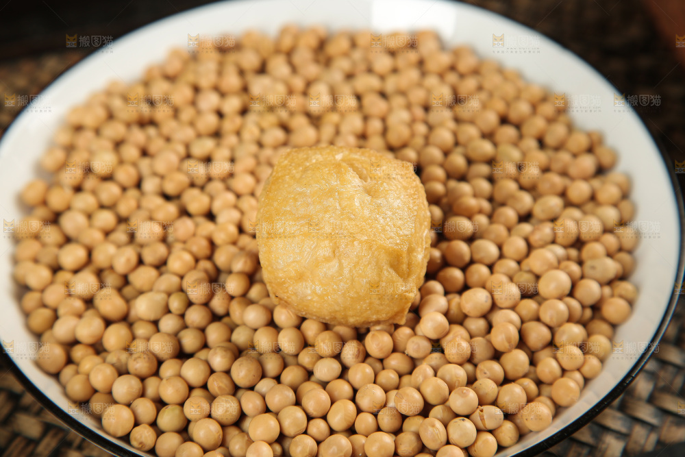 深底上的油豆泡