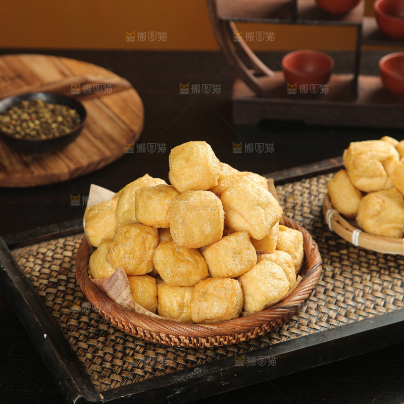 深底上的油豆泡