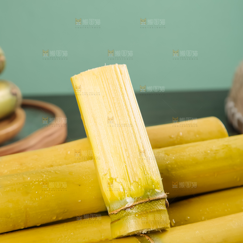 黑桌子上的青皮甘蔗