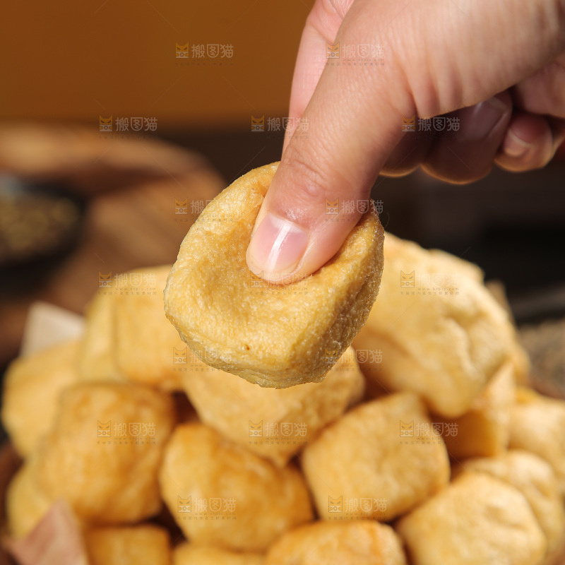 深底上的油豆泡