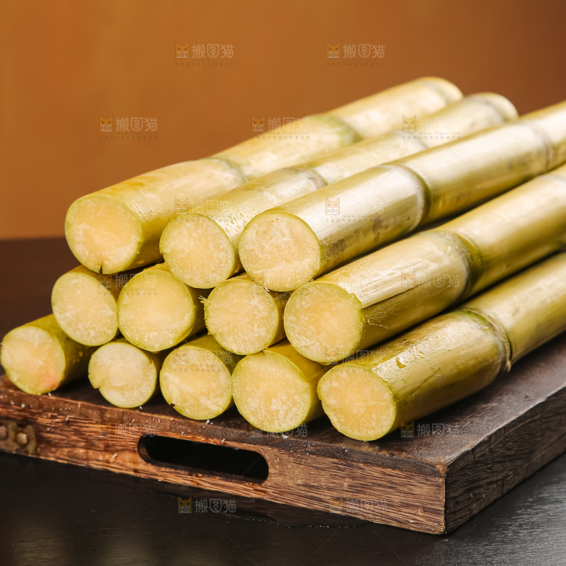 黑桌子上的青皮甘蔗