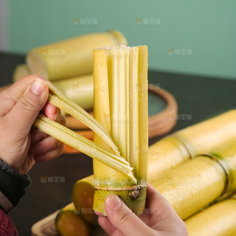 黑桌子上的青皮甘蔗
