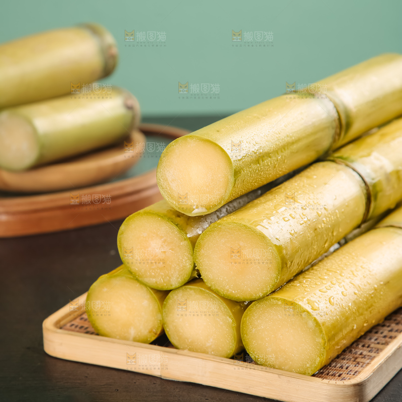 黑桌子上的青皮甘蔗