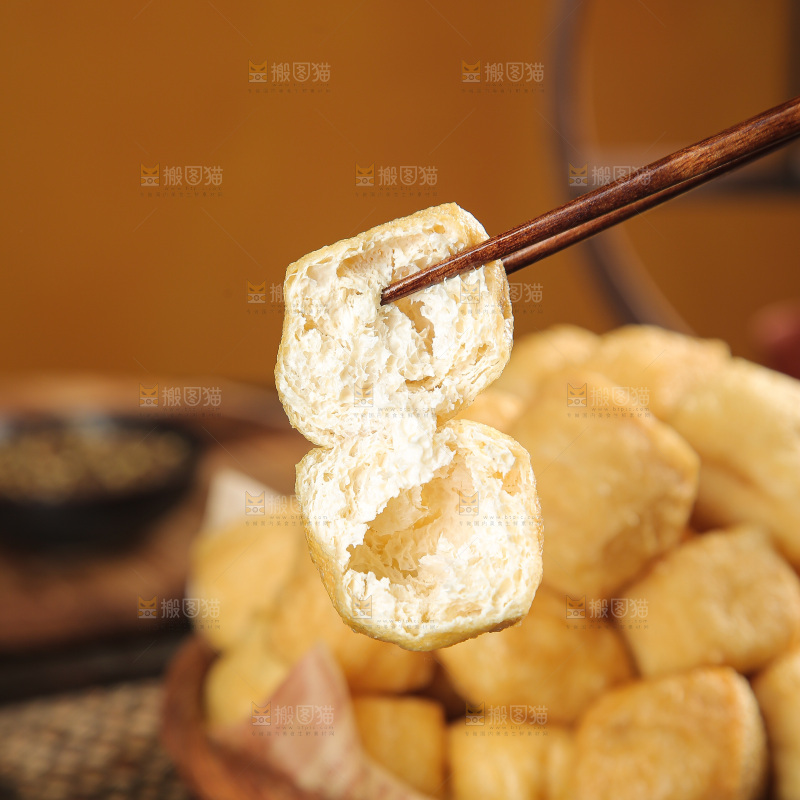 深底上的油豆泡